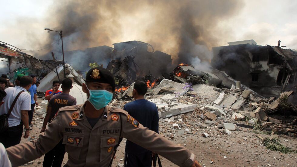 Военен самолет се разби в жилищен район на остров Суматра 
