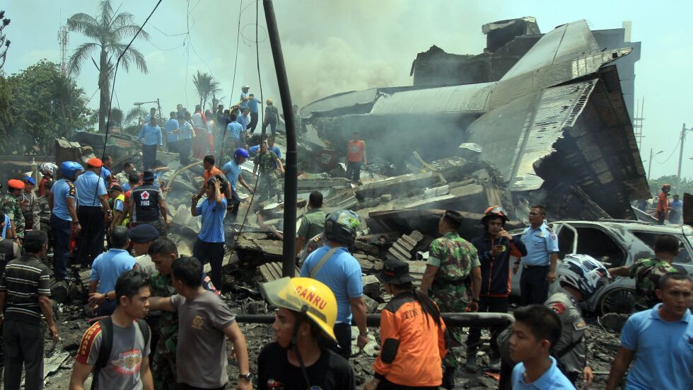 Броят на жертвите от самолетната катастрофа в Индонезия нарасна до 141 