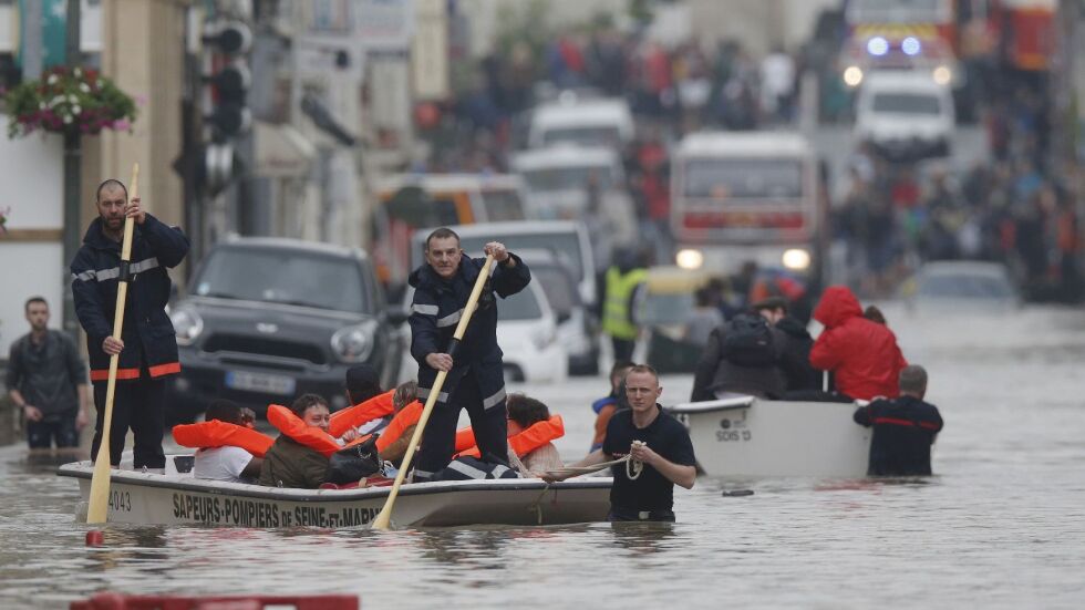 Дъждове наводниха френския град Немур (СНИМКИ)