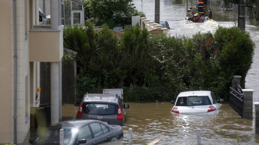 Заради наводненията във Франция крадци трябвало да се измъкват с плуване след обир