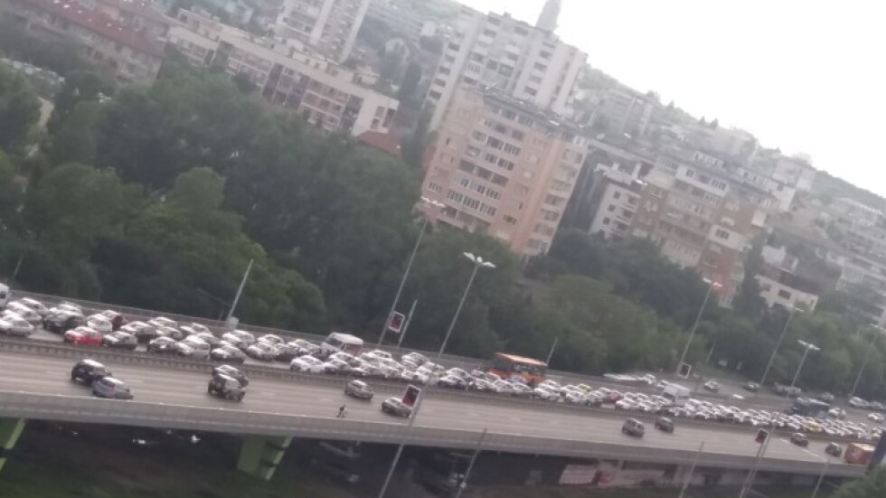 Катастрофа причини задръстване на бул. "Цариградско шосе" (СНИМКИ)