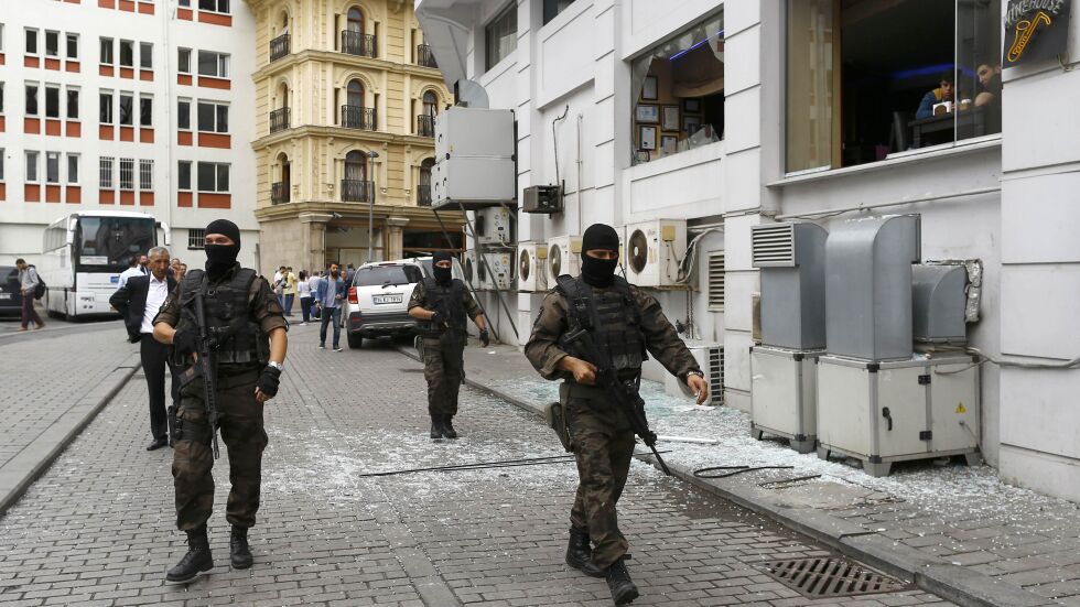В Истанбул са разтърсени, след като баща уби двете си дъщери и съпругата си