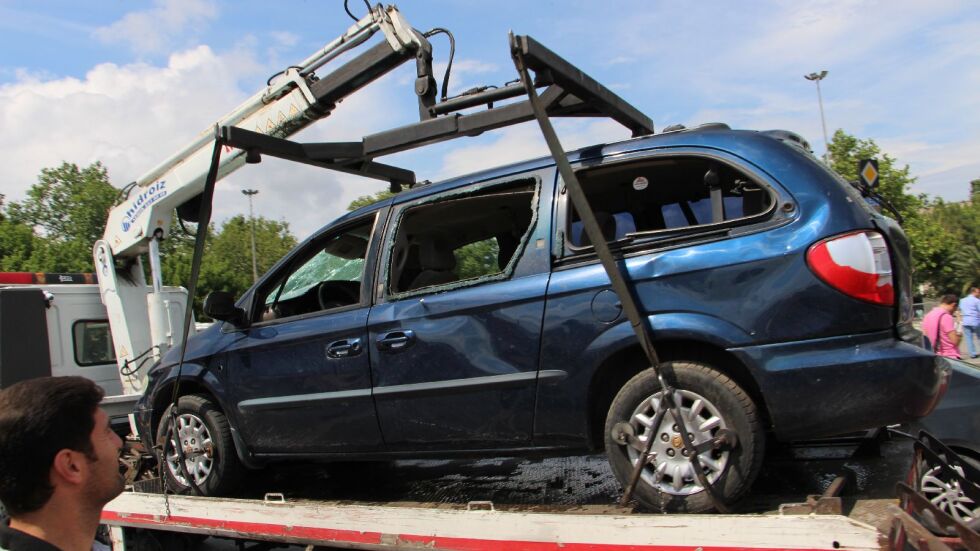 Втори български автомобил пострадал при взрива в Истанбул (СНИМКИ)