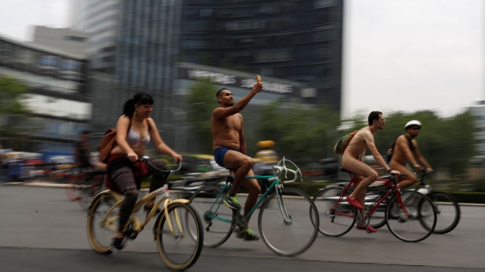 Хиляди велосипедисти на гол поход в Лондон и Мексико сити (СНИМКИ И ВИДЕО)