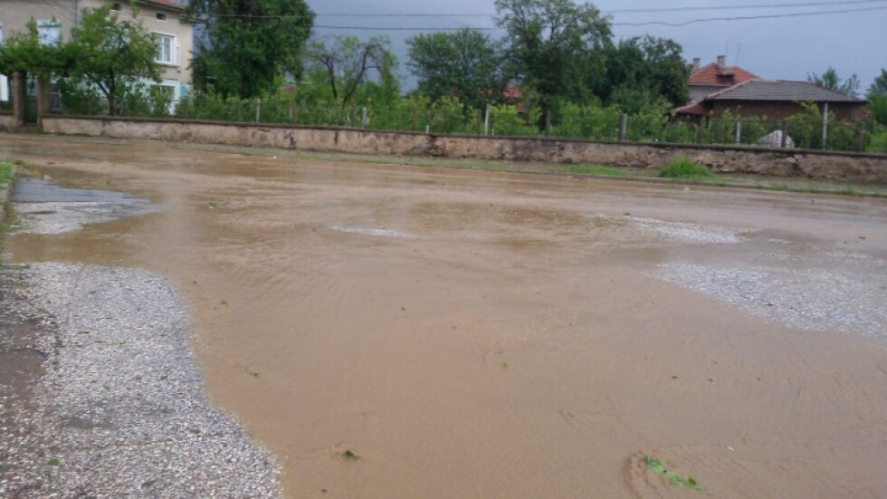 Прелели реки причиниха наводнения в Карлово и близкото с. Дъбене (СНИМКИ, ВИДЕО)