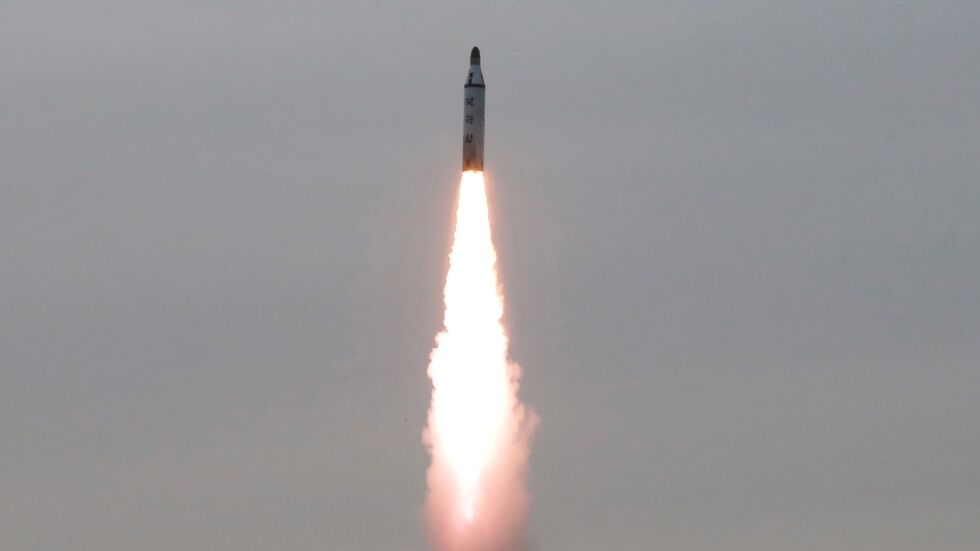Севера Корея изстреля нови две балистични ракети