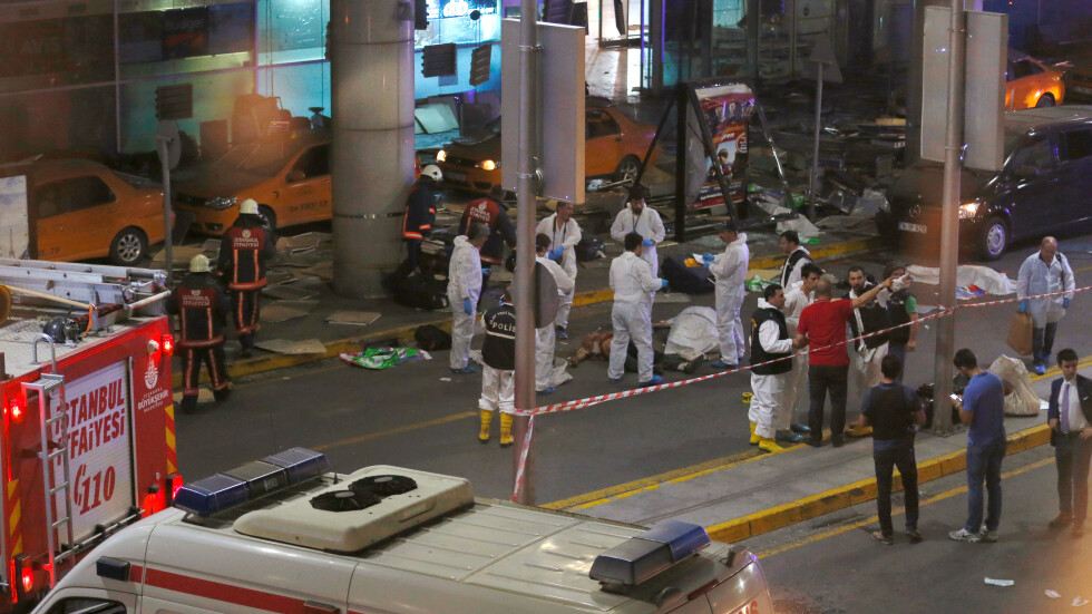 Атентат на истанбулското летище „Ататюрк“ взе десетки жертви, ранените са над 140