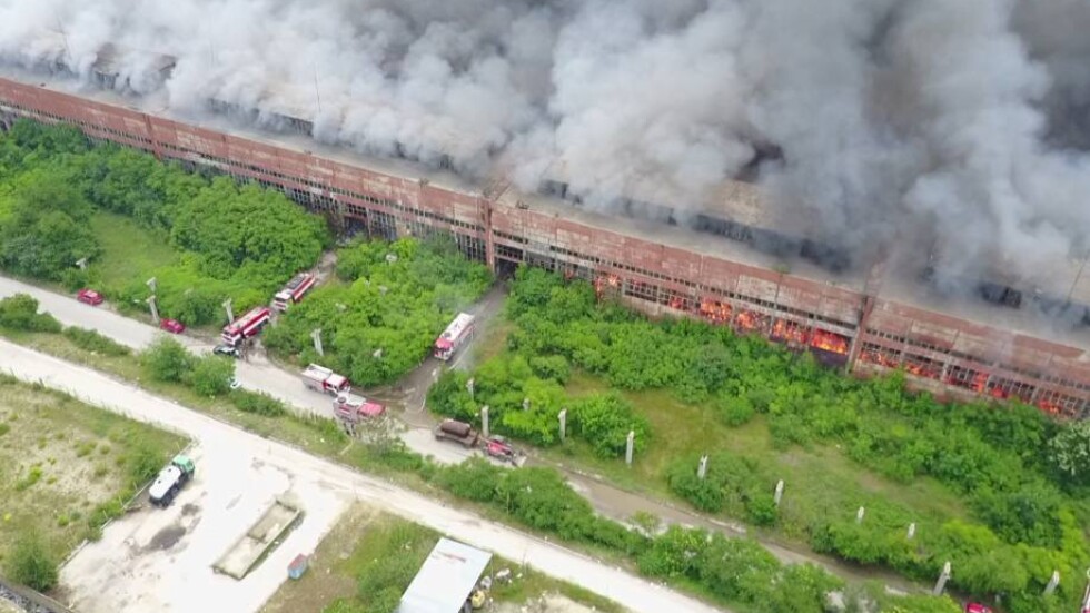 Пожарът в завода за отпадъци край Шишманци е овладян