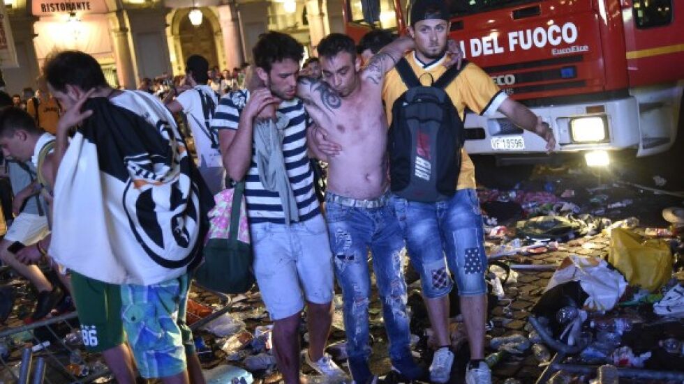 Стотици ранени фенове на "Ювентус" след паника в Торино (ВИДЕО)