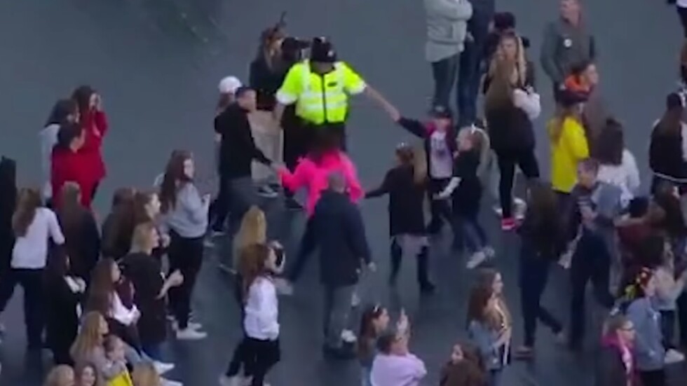 Духът на Манчестър: Полицията също танцува на концерта на Ариана Гранде (ВИДЕО)