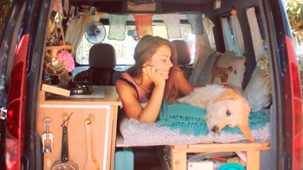 Момичето, което напусна работа, за да обиколи света с кучето си
