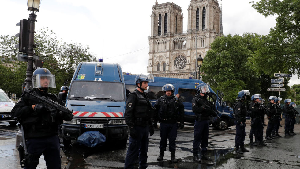 Мъж нападна полицай до парижката катедрала "Нотр Дам" (ВИДЕО И СНИМКИ)