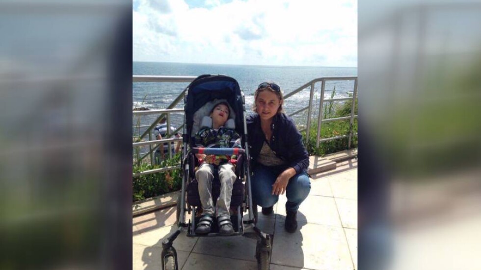 Откраднаха количката на 9-годишно момче с церебрална парализа