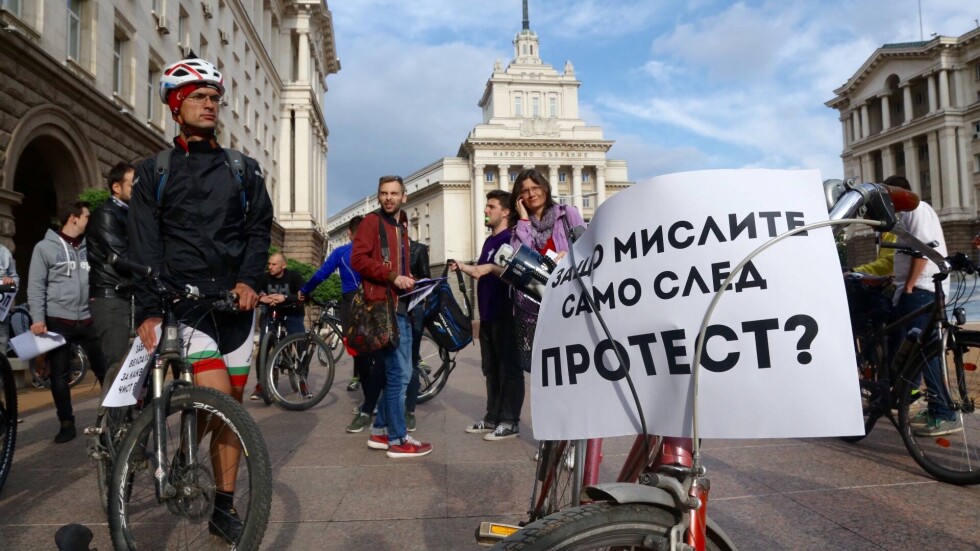 Граждани протестират заради ремонта на бул. "Дондуков" в София (СНИМКИ)