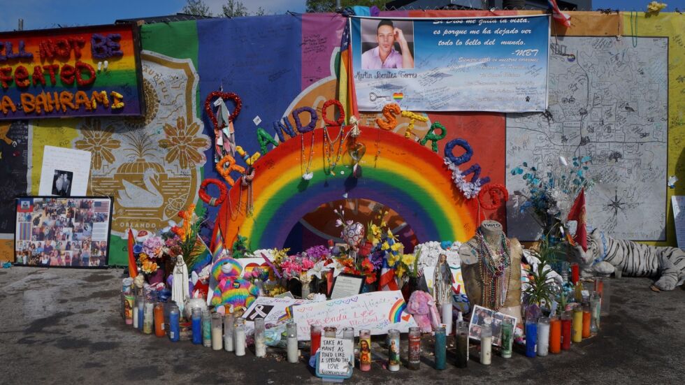 В САЩ почетоха паметта на загиналите при стрелбата в Орландо