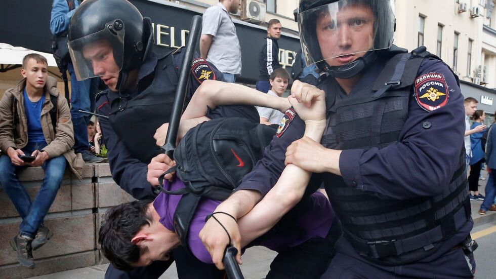 Над 300 демонстранти бяха задържани в Москва и Санкт Петербург