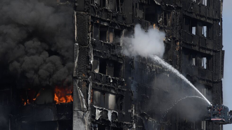 Има опасност изгорялата сграда в Лондон да се срути, най-малко 6 души са загинали
