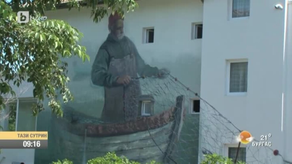 Художници изрисуват фасадите на къщите в Ахтопол