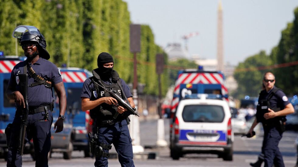Мъж е арестуван в Париж, опитал да блъсне хора пред джамия