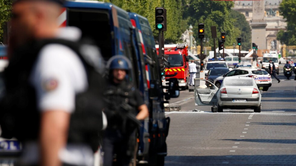 Кола се вряза в микробус на френската жандармерия в центъра на Париж (ВИДЕО И СНИМКИ)