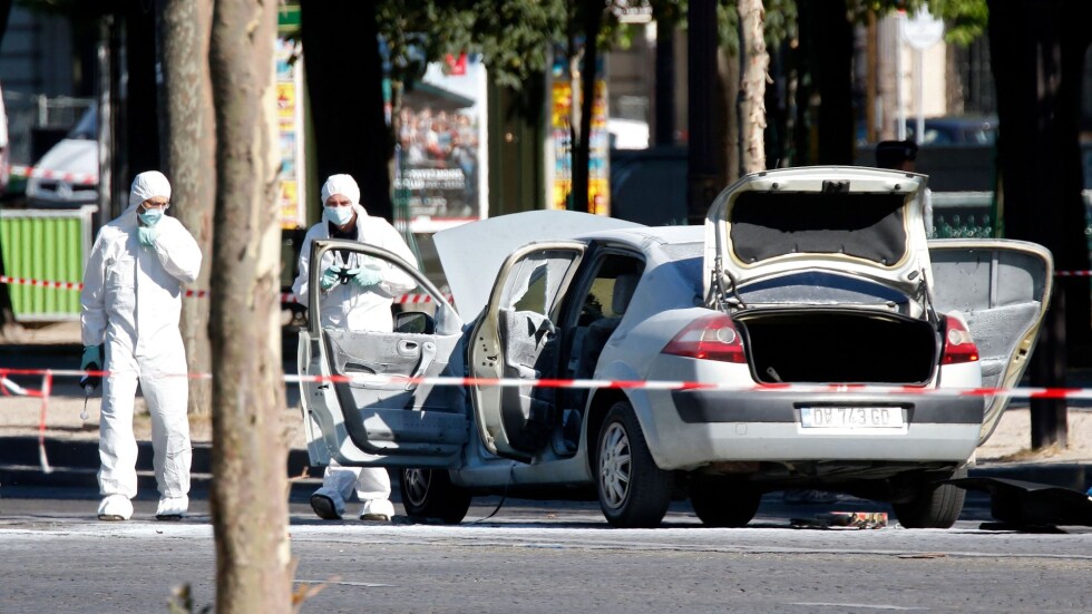 Нападателят на полицаи в Париж е бил заподозрян за връзки с екстремисти