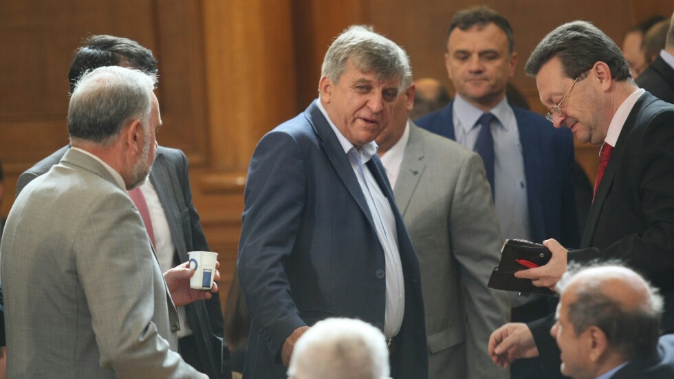 Депутатът от БСП Манол Генов е с обвинение за купуване на гласове