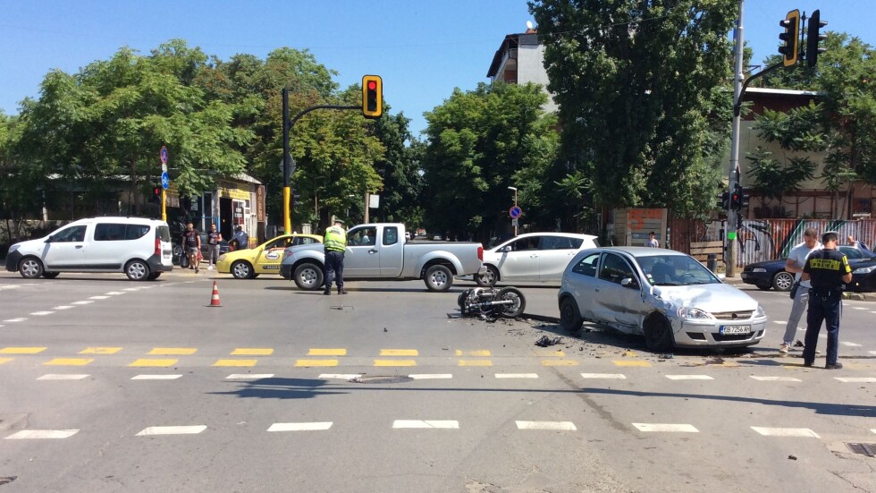 Автомобил блъсна и уби моторист в столицата