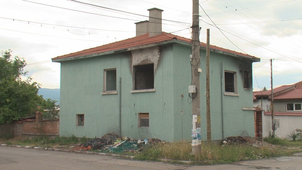 Изгорялата къща на многодетното семейство от Ягодово вече има нов покрив