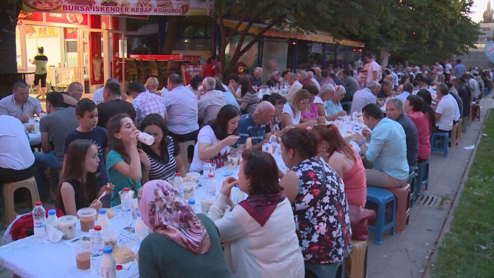 Християни и мюсюлмани седнаха заедно на ифтар в Кърджали