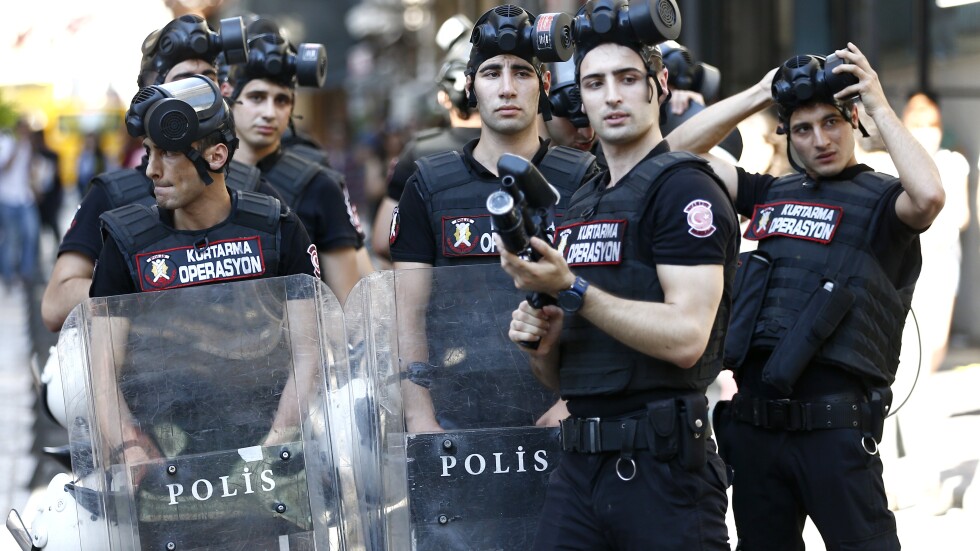 Турската полиция разпръсна с гумени куршуми участници в гей парадa в Истанбул 