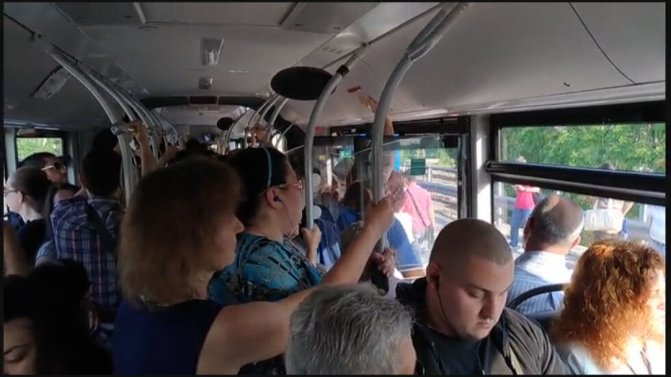 Бой за автобус в София и пътуване в жегите без климатик (ОБЗОР)
