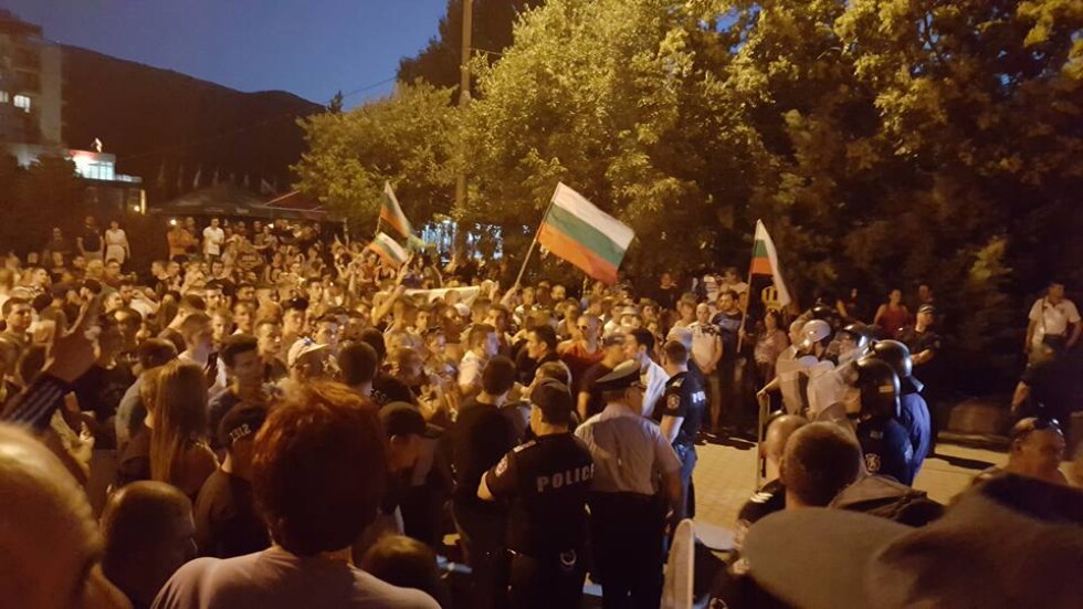 Протестът в Асеновград: Напрежение и опити за влизане в ромската махала 