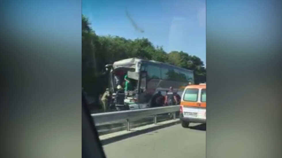 Два автобуса се удариха на пътя Бургас – Созопол, има пострадали