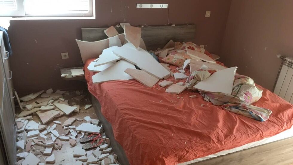 Скъпо строителство, съмнително качество: Таван падна в леглото на софиянец (ВИДЕО)