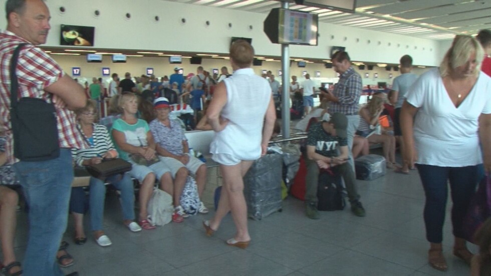 Стотици руски туристи са блокирани на летището в Бургас
