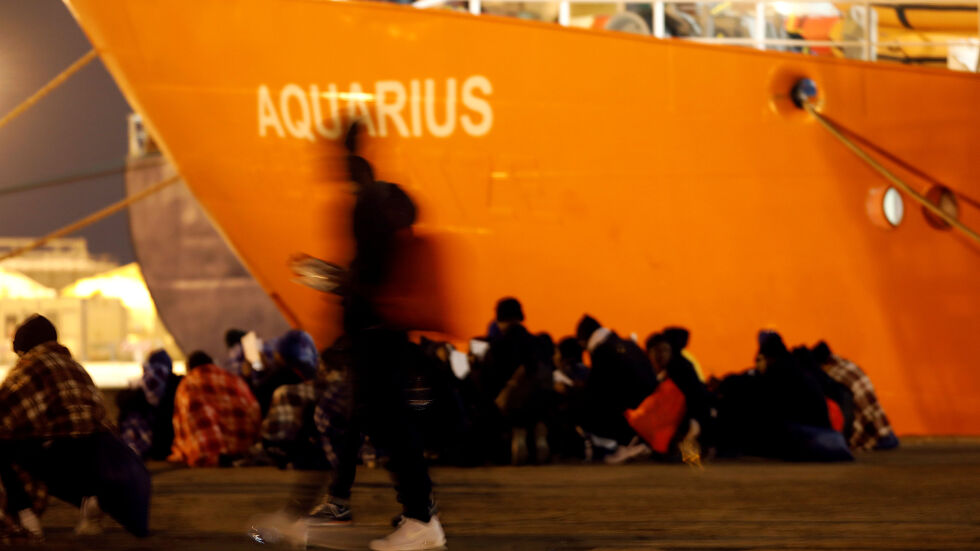 Италия и Малта затвориха пристанищата си за кораб с над 600 мигранти