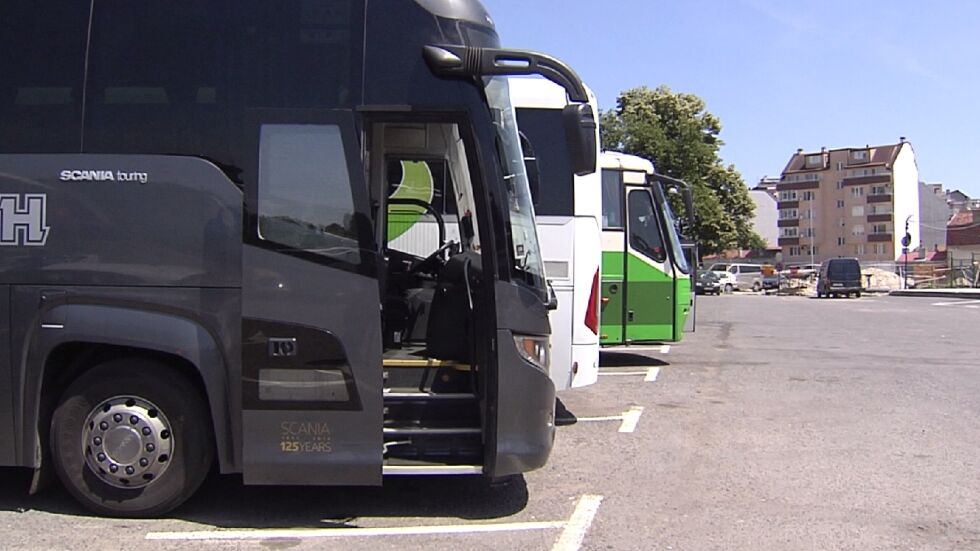Автобусни превозвачи заплашват с блокада заради законопроект 