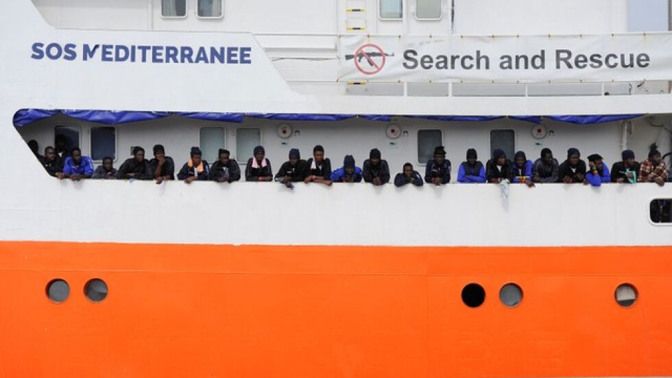Словесни нападки между Италия и Франция заради кораба с 600 мигранти