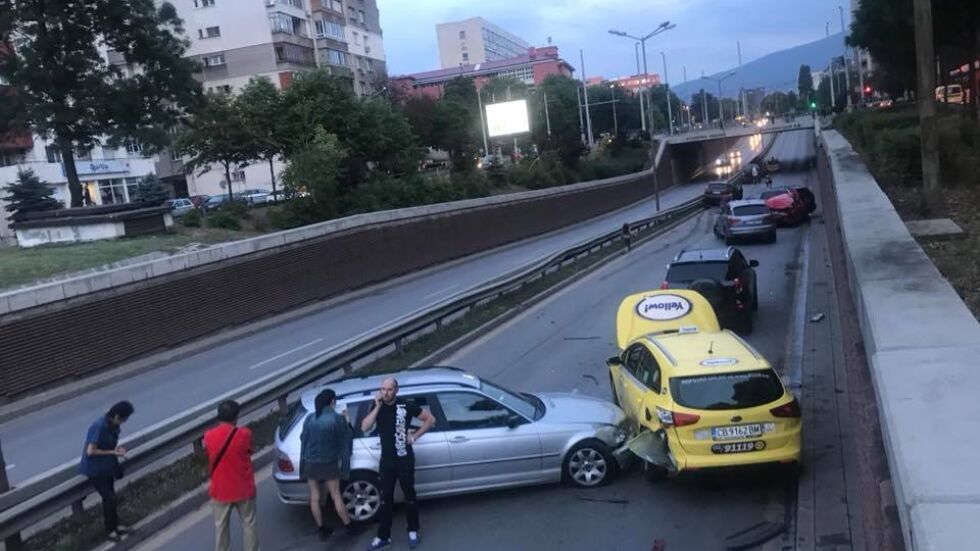 Семейство с дете пострада при верижна катастрофа в центъра на София