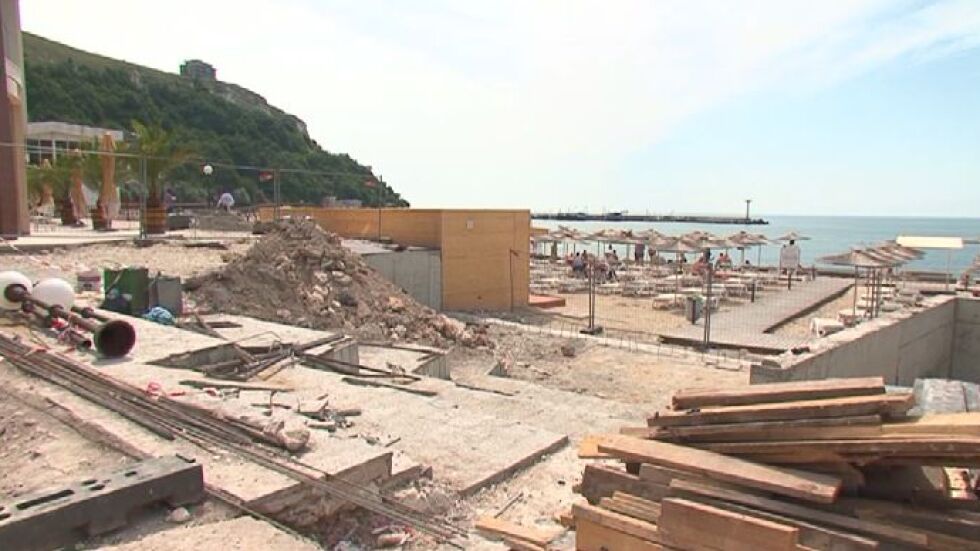 Месец след забраната: В Каварна се строи до плажа 