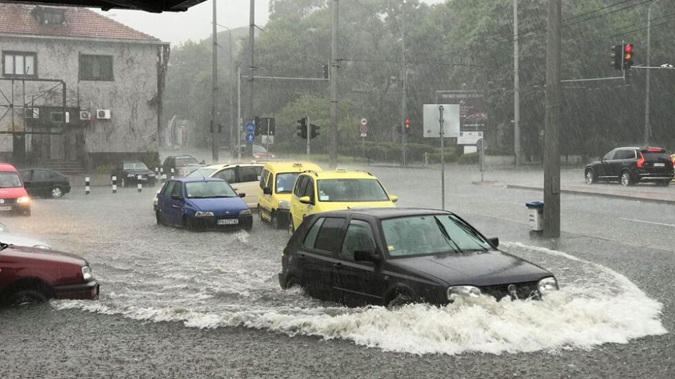 Пороен дъжд наводни Бургас (ВИДЕО И СНИМКИ)