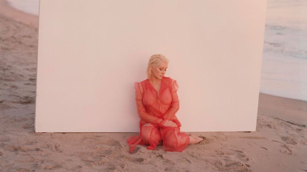 Кристина Агилера се разголи на плажа за новия си албум