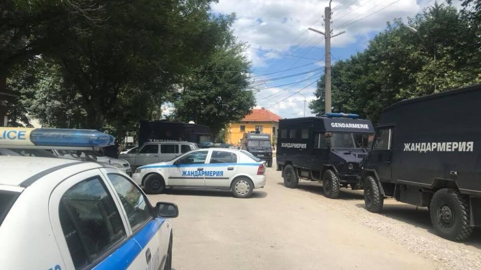 След сигнал за силна музика: Напрежение между роми и полицаи в Ботевград