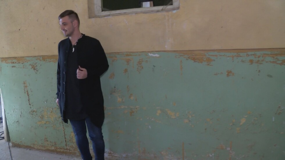 Рафаел от „Гласът на България” снима клип в читалището в Шипка
