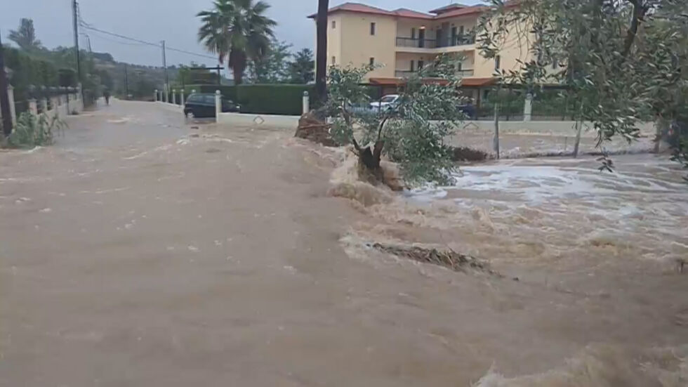 Циклонът „Нефели” донесе поройни дъждове и наводнения в Гърция