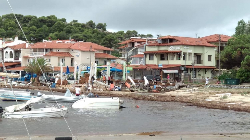 Външно: Две български семейства са потърсили помощ заради наводненията в Гърция