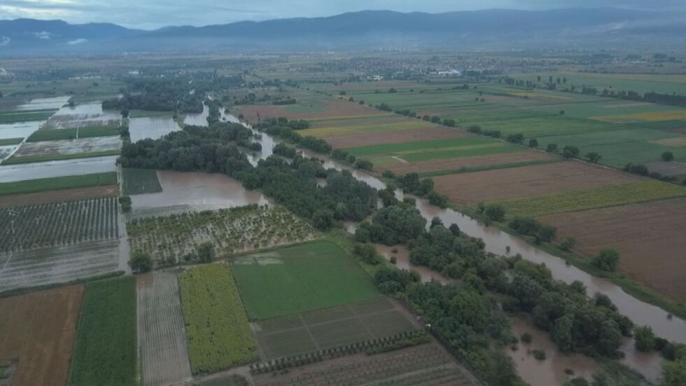 Стотици декари земи са наводнени след преливането на река Чая