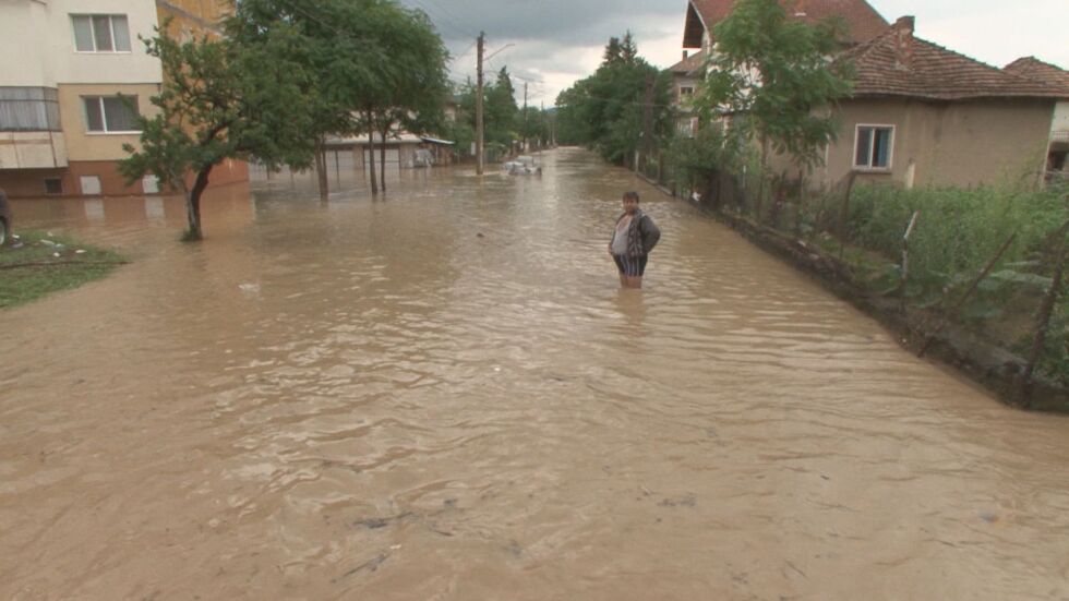 Втори ден наводнения и свлачища в цялата страна (ОБЗОР)