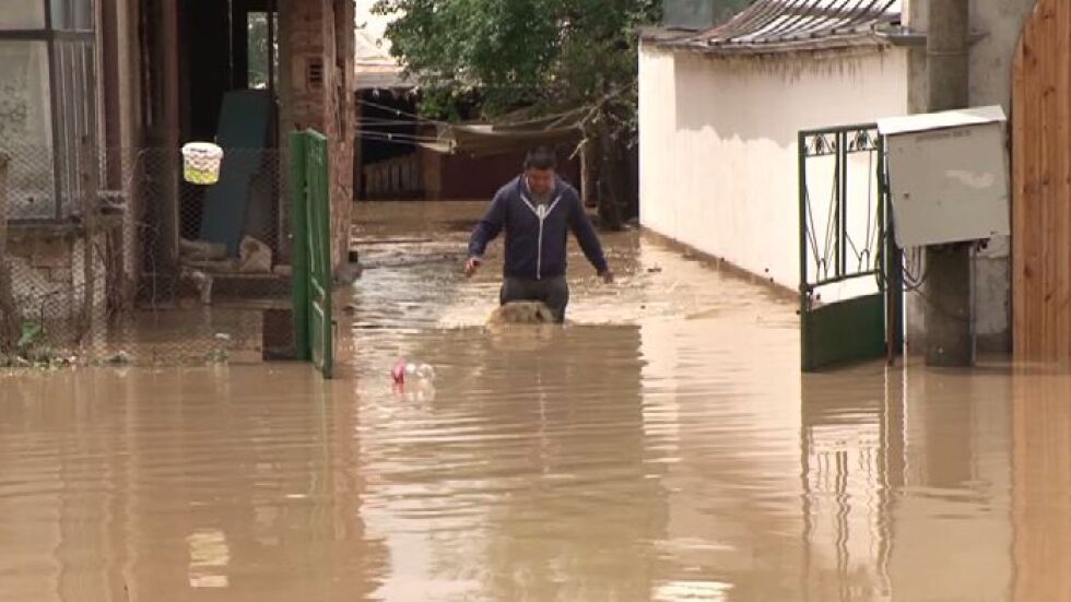 Цяла нощ отводняваха засегнатите имоти след наводнението в Роман