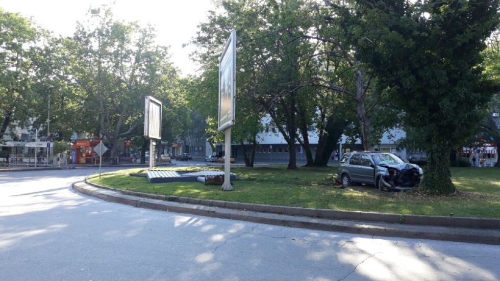 Пиян полицай събори с джипа си билборд в Пловдив